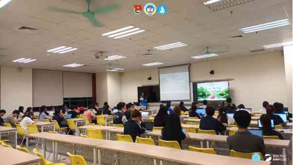 Thầy Khoa Trần nhà DOL truyền cảm hứng 9.0 IELTS cho các bạn sinh viên Trường Đại học Nguyễn Tất Thành