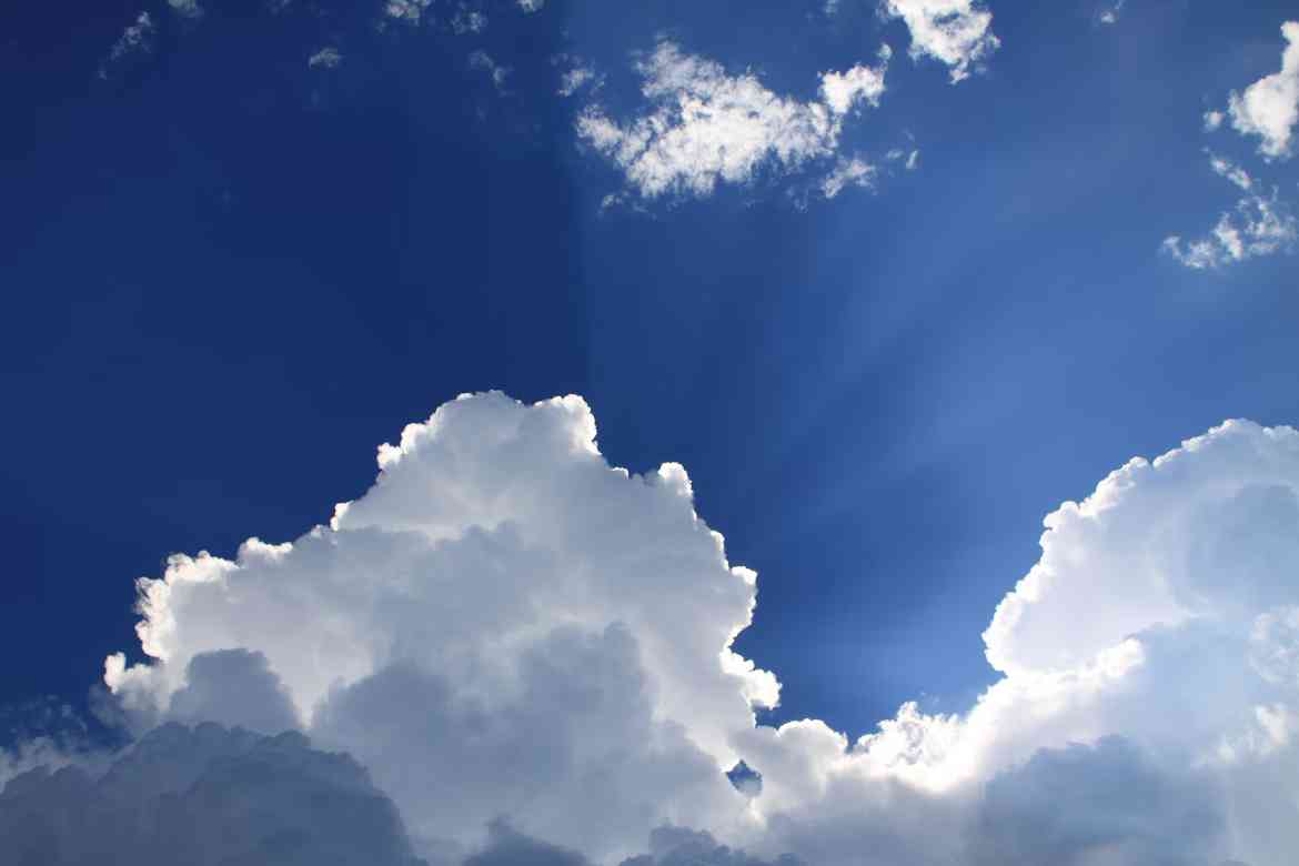 Bài mẫu IELTS Speaking part 2: Describe a time when you saw something in the sky (e.g. flying kites, birds, sunset, etc.)
